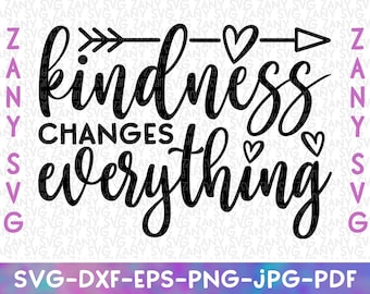 Puede incluir: Diseño gráfico en blanco y negro con el texto "kindness changes everything" en una fuente cursiva. El diseño incluye dos flechas que apuntan hacia la derecha y tres corazones.