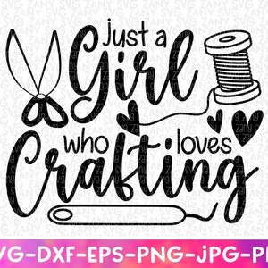 Puede incluir: Diseño gráfico en blanco y negro con el texto "Just a Girl who loves Crafting". El diseño incluye un par de tijeras, un carrete de hilo y una aguja.
