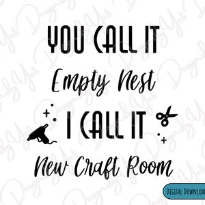 Puede incluir: Gráfico de texto en blanco y negro que dice "Tú lo llamas nido vacío. Yo lo llamo nueva sala de manualidades." con una silueta de una pistola de pegamento y tijeras.