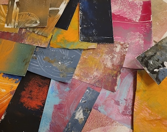 Könnte beinhalten: Eine Sammlung rechteckiger Papierstücke mit verschiedenen abstrakten Farbtexturen und Farben, darunter tiefes Blau, leuchtendes Gelb, kräftiges Pink, Orange und gedämpftes Grau. Die Teile sind in einer chaotischen Anordnung überlappend.