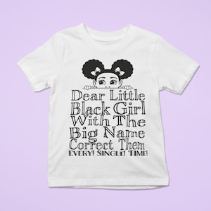 Liebe kleine schwarze Mädchen mit dem großen Namen Korrigieren Sie sie SVG, Afro, Afro-Mädchen, schwarze Svg, geschnitten eisbildte Datei Svg png jpg