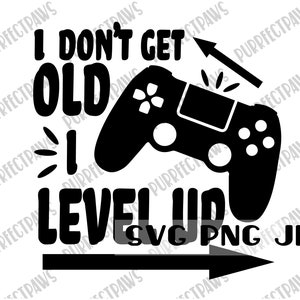 Puede incluir: Diseño gráfico en blanco y negro con el texto "I don't get old I level up" y un mando de videojuego con una flecha apuntando hacia arriba.