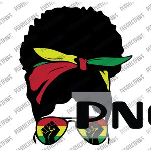Può includere: Silhouette in bianco e nero di una persona con un'acconciatura afro che indossa una bandana rossa, gialla e verde e occhiali da sole con una grafica di un pugno alzato. Il testo "PNG" è in lettere nere.