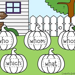 Puede incluir: Ilustración educativa con cinco calabazas blancas, cada una etiquetada con un pronombre interrogativo: "who", "whom", "whose", "which" y "what". El fondo incluye una valla blanca, una casa y un árbol.