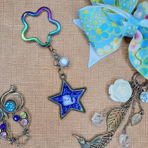 Schlüsselanhänger Katze blau Glitzer Resin Gießharz Charm Regenbogenanhänger