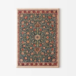 Op de afbeelding: Een ingelijste print van een vintage tapijt met een herhalend bloemenpatroon in tinten rood, groen en cr&egrave;me. Het tapijt heeft een rode en cr&egrave;mekleurige rand.