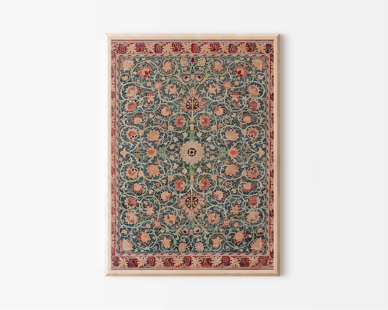Op de afbeelding: Een ingelijste print van een vintage tapijt met een herhalend bloemenpatroon in tinten rood, groen en cr&egrave;me. Het tapijt heeft een rode en cr&egrave;mekleurige rand.