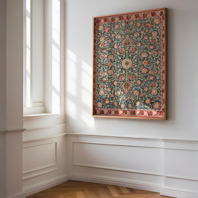 Op de afbeelding: Een ingelijste print van een vintage tapijt met een bloemenpatroon in tinten rood, groen en blauw. Het tapijt is omgeven door een houten lijst.