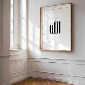 Pode incluir: Uma impressão emoldurada com um design gráfico preto e branco da palavra árabe "Allah" em um estilo de caligrafia moderno. A impressão está pendurada em uma parede branca com moldura branca.