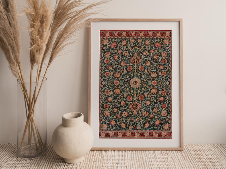 Op de afbeelding: Een ingelijste print van een vintage tapijt met een bloemenpatroon in tinten rood, groen en blauw. Het tapijt is omgeven door een rode rand.