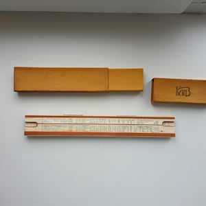 Righello calcolatore logaritmico vintage per ingegneri. Righello calcolatore dell'URSS, strumento di misurazione sovietico per ingegneri e scienziati