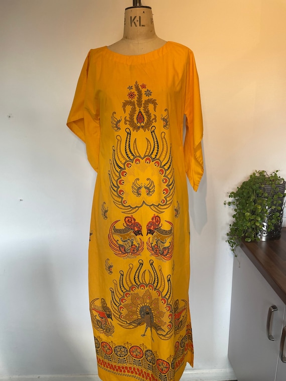1970's Vintage Batik Print Ibu Bintang Negara Dres