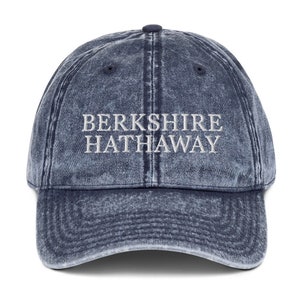 Może przedstawiać: Niebieska denimowa czapka z daszkiem w stylu vintage z haftem "BERKSHIRE HATHAWAY" w kolorze białym z przodu.