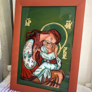 La Virgen María y Jesús en un icono de vidrio pintado a mano en Vyshyvanka — Ternura ucraniana