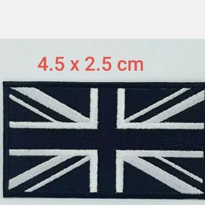 Puede incluir: Un parche bordado en blanco y negro de la bandera de la Union Jack. El parche mide 4,5 x 2,5 cm.