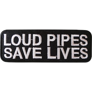 Puede incluir: Parche bordado negro con texto blanco que dice "Loud Pipes Save Lives".