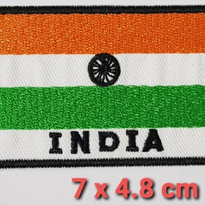 Pode incluir: Um remendo bordado da bandeira da Índia com as palavras "INDIA" abaixo. A bandeira é laranja, branca e verde com uma roda azul no centro. O remendo mede 7 cm por 4,8 cm.