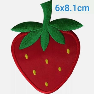 Peut inclure: Patch brodé de fraise rouge avec des feuilles vertes et des graines jaunes. Le patch mesure 6 par 8,1 centimètres.