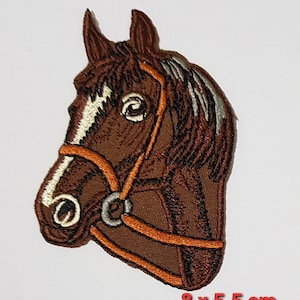 Peut inclure: Patch brodé de tête de cheval marron avec une bride en cuir marron. Le patch mesure 8 cm sur 5,5 cm.