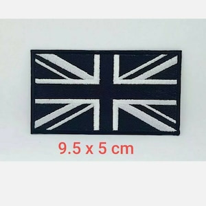 Può includere: Un patch ricamato con la bandiera britannica Union Jack, in bianco e nero. Il patch misura 9,5 cm per 5 cm.