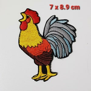 Puede incluir: Parche bordado para planchar de un gallo rojo, amarillo y marrón con cola azul y gris. El parche mide 7 por 8,9 centímetros.