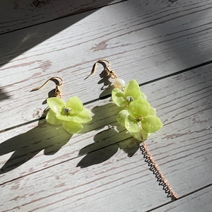 Real Green Hydrangea flower and pearl earrings/ Resin flower earrings/ Dried real flower jewelry/ECO friendly plant based resin