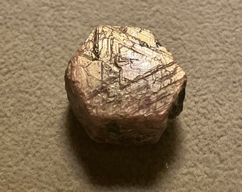 Roter Rubin Rohkristall Heilige Geometrie Hexagon, 110 ctw - 22 Gramm! Schallplattenhalter! Ruby High U. V. Herkunft : Indien