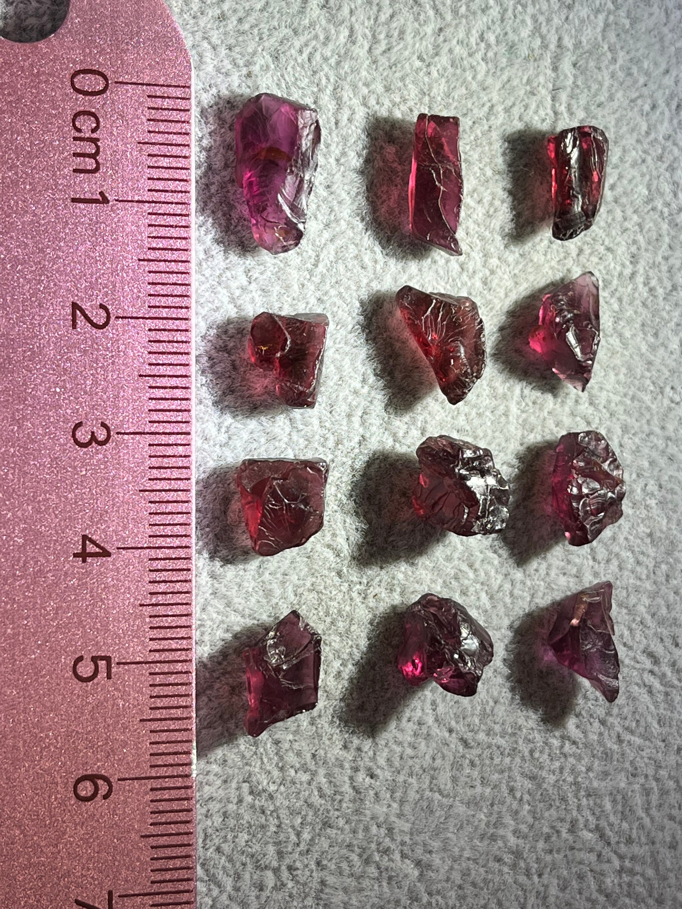 Pierre précieuse grenat rhodolite rose vif taille brillant rond de 1,11 carat VS En vente sur