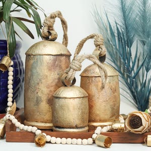 Juego de cencerros rústicos hechos a mano: grandes campanas vintage de latón con cuerda