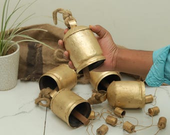 X-Large Rustic Metal Cow Bell – 16cm Handmade Vintage Lucky Bell on Jute Rope – Farmhouse Wall Hanging Décor – Boho Outdoor Accent