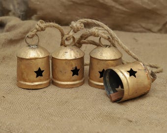 Rustikale Gold Glocken Traube: Handgefertigte Metall Kuhglocken mit Stern Ausschnitt