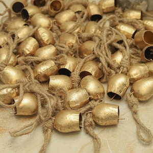 Rustic Round Metal Bells Set – 5cm Handmade Cowbells with Jute Loop – Boho Wedding Décor, Christmas Ornaments, DIY Craft Supply