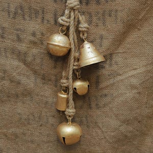 Gruppo di campanellini fatti a mano: campanellini rustici in ferro su corda di iuta