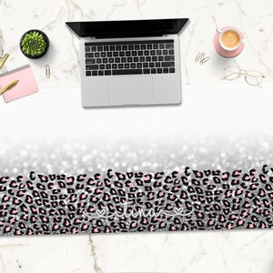 Peut inclure: Un tapis de bureau blanc avec un fond de paillettes argentées et un motif léopard noir et rose. Le texte "Girl" est écrit en rose sur le tapis.