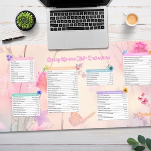 Peut inclure: Tapis de bureau à thème floral avec un ordinateur portable, un stylo et une tasse de café. Le tapis présente un fond rose pastel et pêche avec des papillons et des fleurs. Le texte sur le tapis comprend des raccourcis clavier Excel, avec la phrase "Living life one Ctrl + Z at a time."