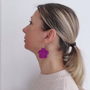 Boucles d'oreilles pour femme, fait à la main au crochet. Boucles d'oreilles pendantes, colorés, en forme de fleur. Bijoux originaux femme image 9