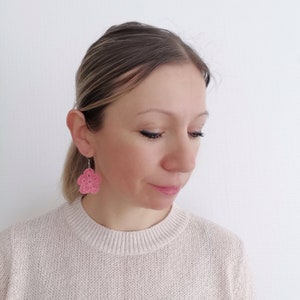 Boucles d'oreilles pour femme, fait à la main au crochet. Boucles d'oreilles pendantes, colorés, en forme de fleur. Bijoux originaux femme image 7
