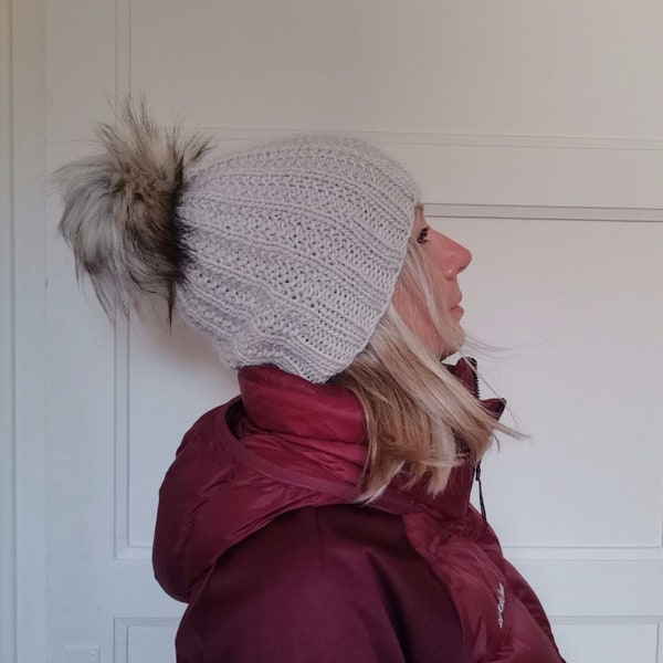 Bonnet femme en mohair et en laine, tricoté à la main. Bonnet pour femme avec pompon en fausse fourrure. Bonnet d'hiver, fait main pour elle