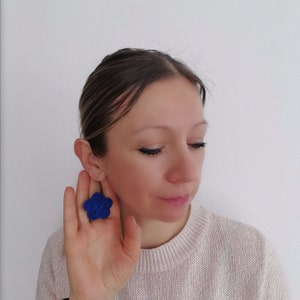 Boucles d'oreilles pour femme, fait à la main au crochet. Boucles d'oreilles pendantes, colorés, en forme de fleur. Bijoux originaux femme image 5