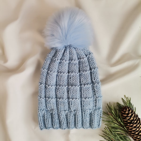 Bonnet en mohair, soie et laine, tricoté à la main pour femme. Bonnet bleu au pompon amovible pour elle