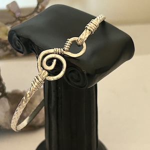 Brazalete de amor con gancho de inspiración caribeña y pulsera de buena suerte con diseño de remolino infinito, envuelto en alambre hecho a mano en plata esterlina.