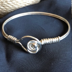 Crucian Double Swirl nudos gancho brazalete de brazalete. .925 plata de ley, hecha a mano, alambre envuelto con alambre de plata de ley de 14 ga.