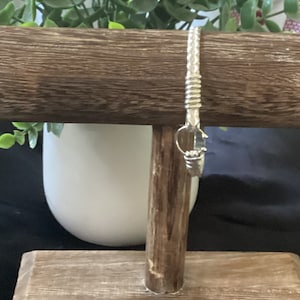 Pulsera de plata de ley 925 con diseño de gancho y alambre trenzado. Hecha a mano en plata de ley 925.