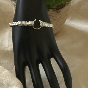 Pulsera de plata de ley 925 con diseño de gancho y alambre trenzado. Hecha a mano en plata de ley 925.