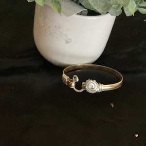 Pulsera de gancho Caribbean Swirl. Bicolor. Chapada en oro de 14 kt y detalles envueltos en alambre de plata de ley 925.
