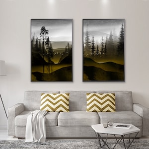Può includere: Due stampe in bianco e nero incorniciate con una scena di foresta nebbiosa in tonalità oro e nero. Le stampe sono appese a una parete bianca sopra un divano grigio con cuscini a motivi oro e bianco.