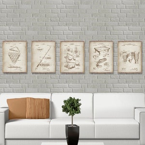 Può includere: Set di cinque stampe in stile vintage con illustrazioni di design di tavoli da biliardo e attrezzature. Le stampe sono in bianco e nero con un tono seppia e hanno un aspetto invecchiato. Le stampe sono incorniciate e appese a un muro di mattoni bianchi.