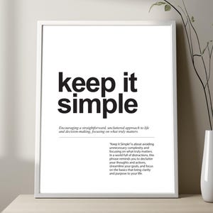 Peut inclure: Affiche murale imprimable en noir et blanc avec le texte "keep it simple". Le texte est en gras, police sans empattement. Le texte est accompagné d'une courte description de la signification de la phrase.