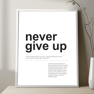 Può includere: Stampa incorniciata bianca con la scritta "never give up" in grassetto nero. Il testo esplicativo sottostante descrive la perseveranza. Un pezzo motivazionale per l'arredamento.