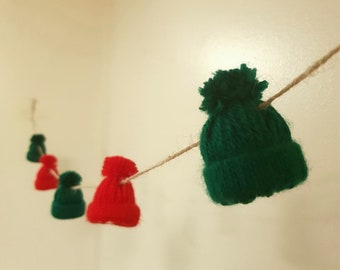 Guirnalda de Navidad hecha a mano - Rojo y Verde Woollen Invierno Bobble Sombrero Pared Colgante Decoración